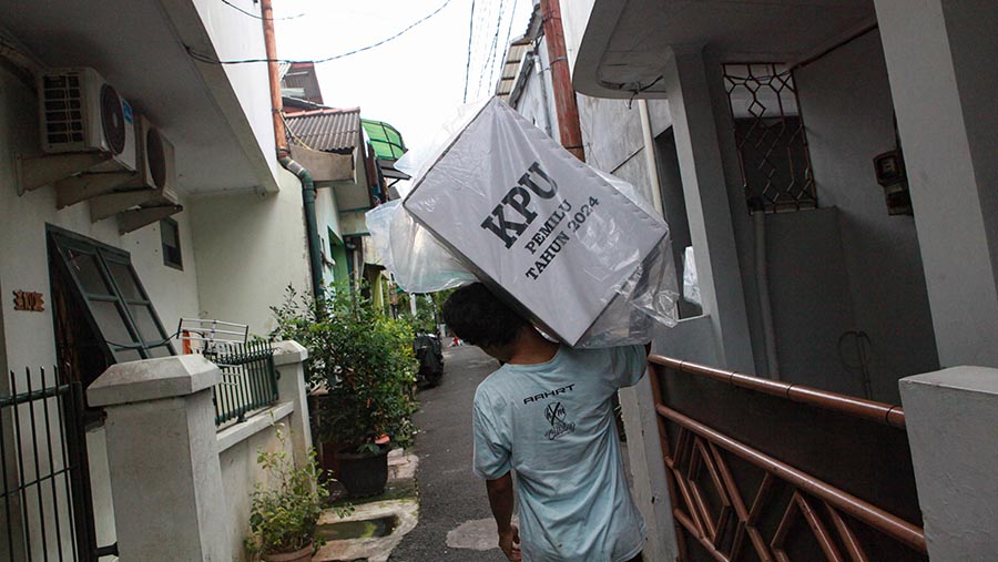 Petugas membawa logistik pemilu di kawasan Rawasari, Jakarta, Selasa (13/2/2023). (Bloomberg Technoz/Andrean Kristianto)