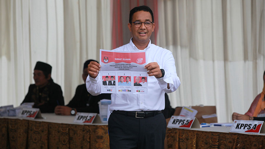 Capres no urut 1 Anies Baswedan melakukan pencoblosan Pemilu 2024 di TPS 60, Lebak Bulus, Jakarta (14/2/2024). (Bloomberg Technoz/Andrean Kristianto)