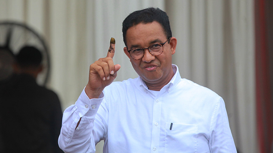 Capres no urut 1 Anies Baswedan melakukan pencoblosan Pemilu 2024 di TPS 60, Lebak Bulus, Jakarta (14/2/2024). (Bloomberg Technoz/Andrean Kristianto)