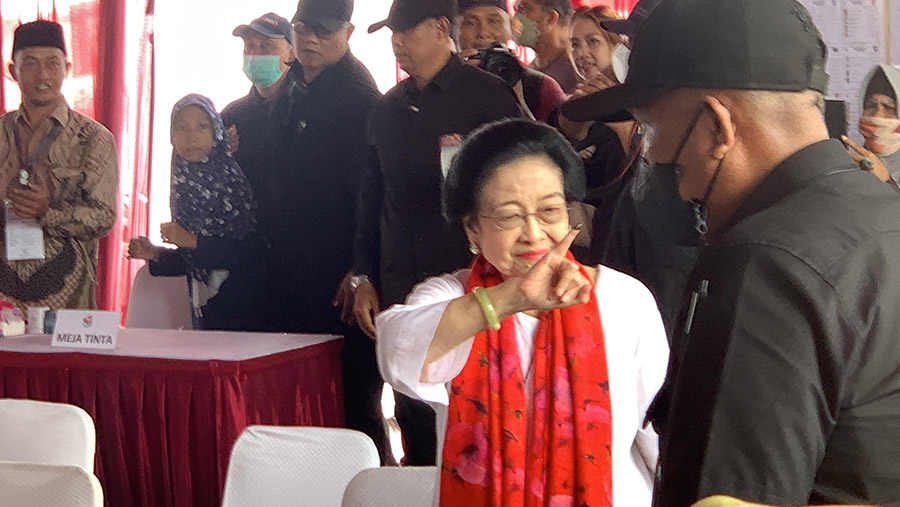 Megawati Soekarnoputri berpose seusai pencoblosan (Azzura Yumna/Bloomberg Technoz)