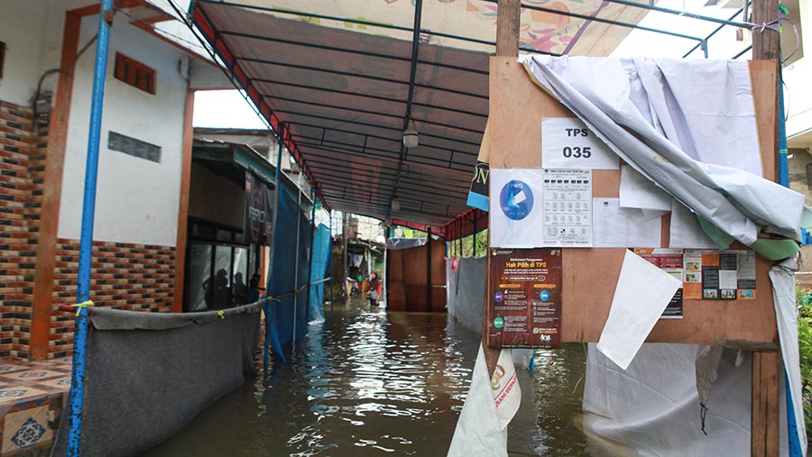Beberapa TPS yang terdampak banjir harus memindahkan lokasi pemungutan suara. (Bloomberg Technoz/Andrean Kristianto)
