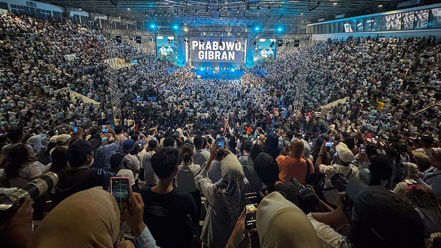 Pendukung menghadiri pidato kemenangan Prabowo-Gibran di Istora Senayan, Rabu (14/2/2024). (Bloomberg Technoz/Andrean Kristianto)