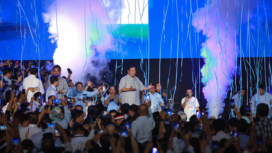 Capres nomor urut 02, Prabowo Subianto berjoget usai pidato kemenangan di Istora Senayan, Rabu (14/2/2024). (Bloomberg Technoz/Andrean Kristianto)