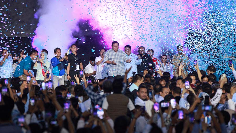 Capres nomor urut 02, Prabowo Subianto berjoget usai pidato kemenangan di Istora Senayan, Rabu (14/2/2024). (Bloomberg Technoz/Andrean Kristianto)