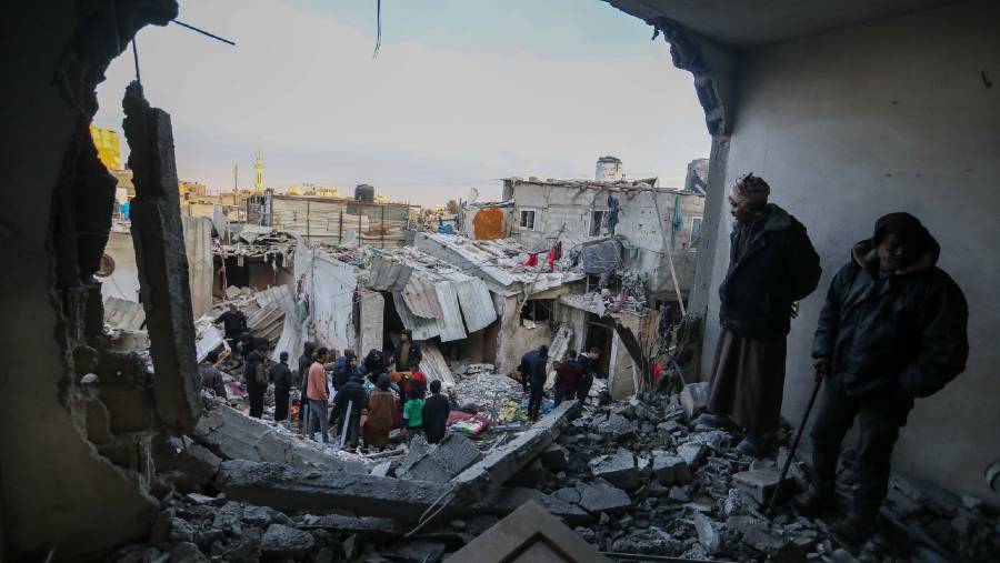 Rumah-rumah yang rusak setelah serangan udara Israel di Rafah pada 12 Februari. (Dok: Bloomberg)
