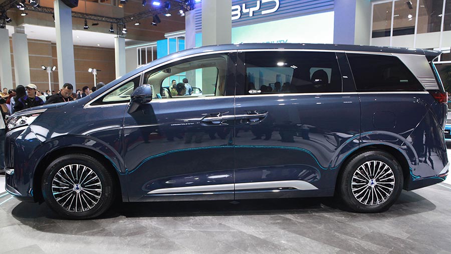 BYD Denza D9 dipamerkan dalam ajang IIMS 2024 di JIExpo, Jakarta, Kamis (15/2/2024). (Bloomberg Technoz/Andrean Kristianto)