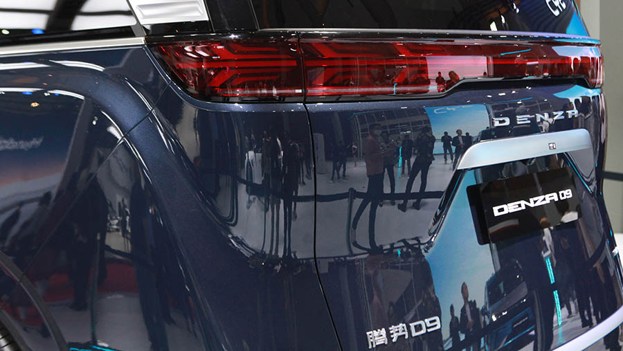 BYD Denza D9 dipamerkan dalam ajang IIMS 2024 di JIExpo, Jakarta, Kamis (15/2/2024). (Bloomberg Technoz/Andrean Kristianto)