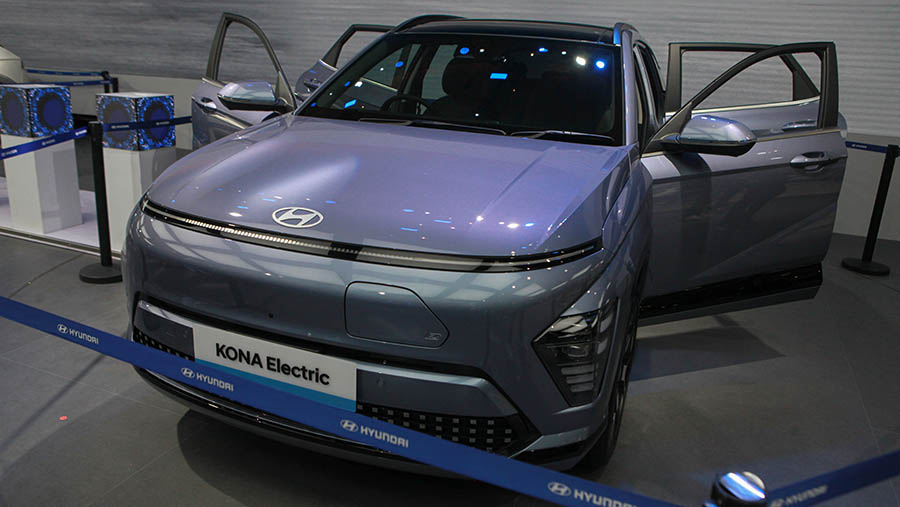 Hyundai Kona Electric di pamerkan dalam ajang IIMS 2024 di JIExpo, Jakarta, Kamis (15/2/2024). (Bloomberg Technoz/Andrean Kristianto)