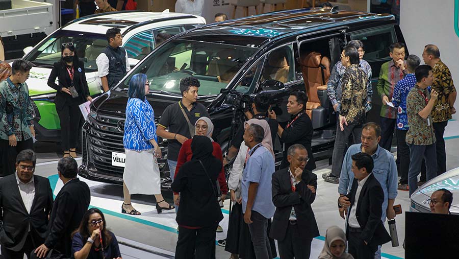 Suasana pengunjung pameran mobil IIMS 2024 di JIExpo, Jakarta, Kamis (15/2/2024). (Bloomberg Technoz/Andrean Kristianto)