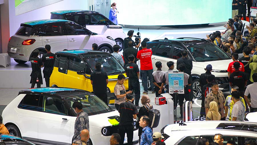 Suasana pengunjung pameran mobil IIMS 2024 di JIExpo, Jakarta, Kamis (15/2/2024). (Bloomberg Technoz/Andrean Kristianto)