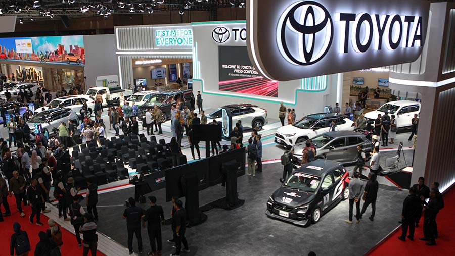 Booth Toyota di ajang IIMS 2024 di JIExpo, Jakarta, Kamis (15/2/2024). (Bloomberg Technoz/Andrean Kristianto)