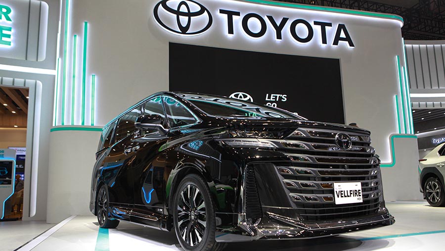 Toyota Astra Motor (TAM) merilis Vellfire HEV (Hybrid Electric Vehicle) di ajang IIMS 2024 seharga Rp1,8 M. (Bloomberg Technoz/Andrean Kristianto)
