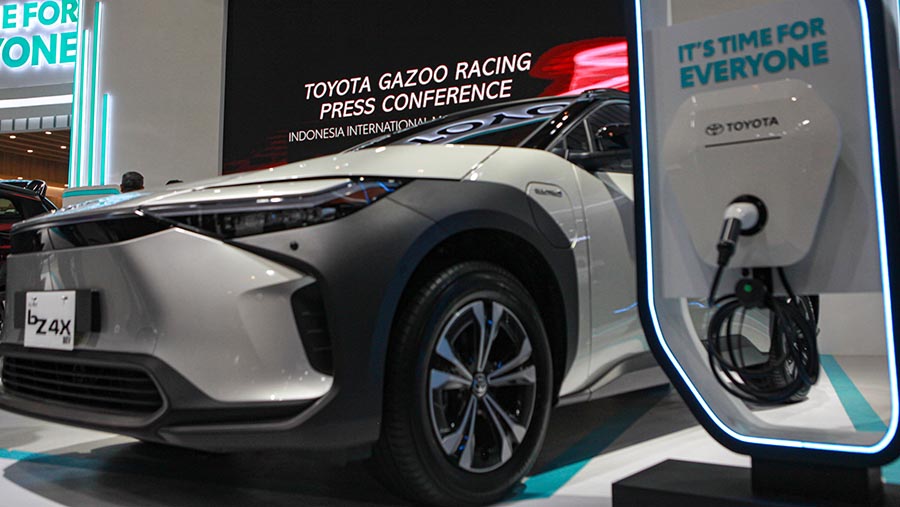 Toyota bZ4X di pamerkan dalam ajang IIMS 2024 di JIExpo, Jakarta, Kamis (15/2/2024). (Bloomberg Technoz/Andrean Kristianto)