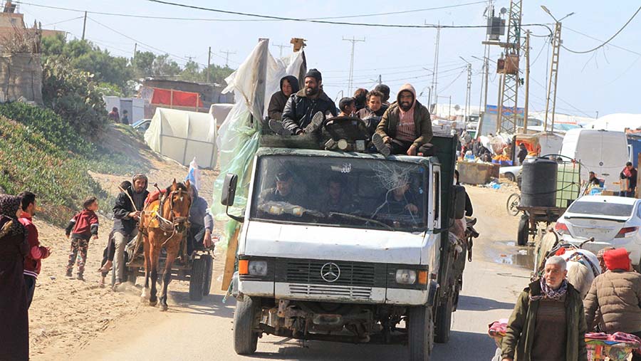 Pengungsi Palestina bergerak untuk mengungsi di Al-Mawasi, Gaza, Kamis (15/2/2024). (Ahmad Salem/Bloomberg)