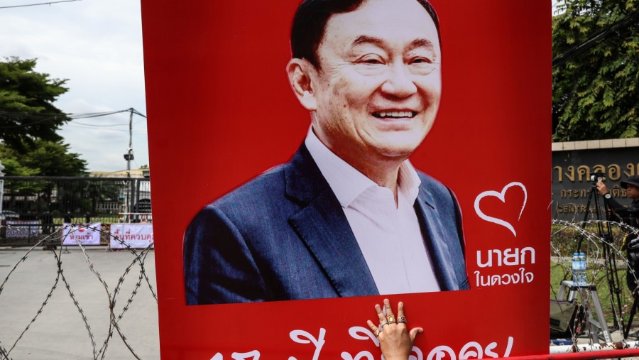 Poster Thaksin Shinawatra di Bangkok, Thailand./dok. Bloomberg