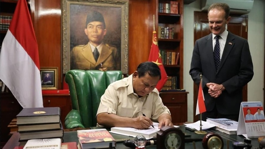 Prabowo Subianto menerima surat ucapan selamat menang Pemilu 2024 dari PM Inggris Rishi Sunak. (Instagram Prabowo Subianto)