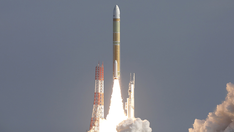 Roket H3 lepas landas di Tanegashima Space Center di Kagoshima, Jepang, Sabtu (17/2/2024). (Nicholas Takahashi/Bloomberg)