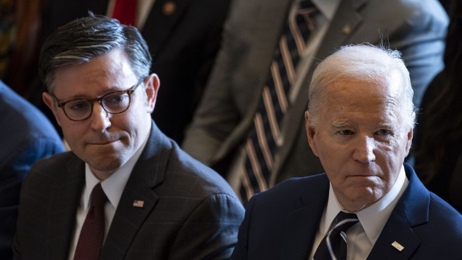 Presiden AS Joe Biden dan Ketua DPR AS Mike Johnson di Gedung Kongres AS di Washington, DC, pada 1 Februari 2024. (Dok: Al Drago/Bloomberg)