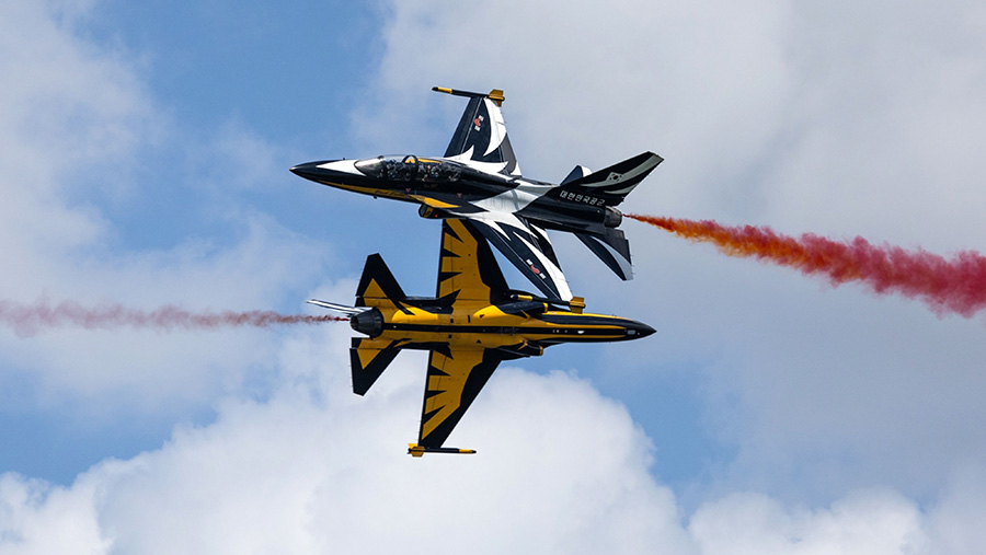 Tim Black Eagles Angkatan Udara Korea Selatan manuver dengan jet T-50 di Singapore Airshow, Singapura, Selasa (20/2/2024). (SeongJoon Cho/Bloomberg)