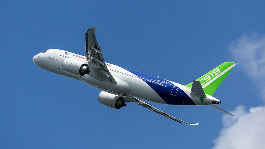 Pesawat Comac C919 China melakukan pertunjukan terbang di Singapore Airshow, Singapura, Selasa (20/2/2024). (SeongJoon Cho/Bloomberg)

