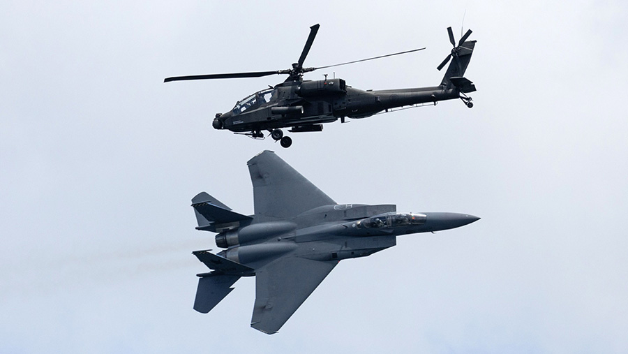 Jet tempur F-15 SG Singapura dan helikopter Apache Boeing AH-64D turut meramaikan acara industri aviasi bergengsi itu. (SeongJoon Cho/Bloomberg)