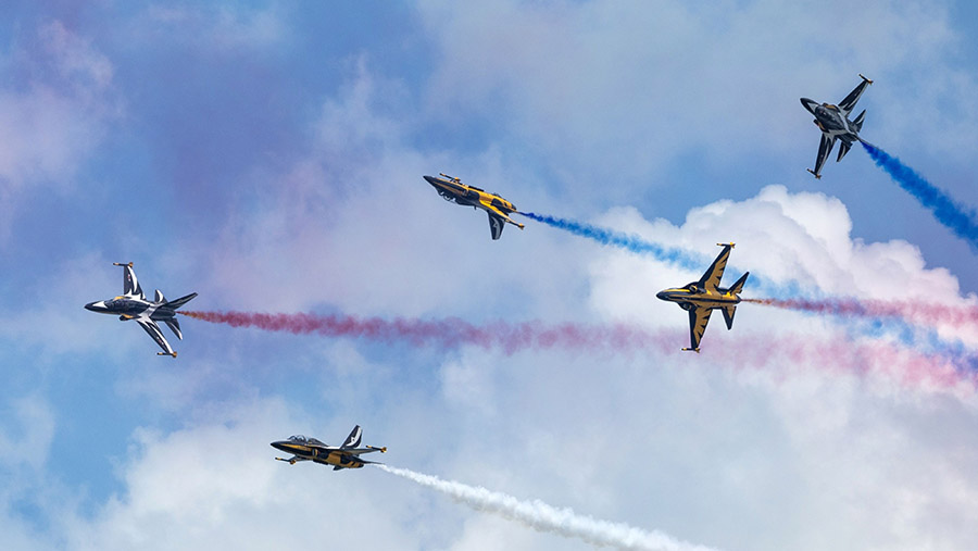 Tim Black Eagles Angkatan Udara Korea Selatan manuver dengan jet T-50 di Singapore Airshow, Singapura, Selasa (20/2/2024). (SeongJoon Cho/Bloomberg)
