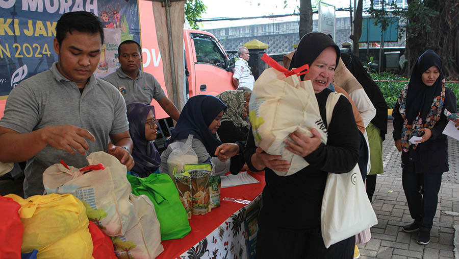 Penjualan sembako murah ini akan berlangsung sekali secara bergiliran di setiap kelurahan di Jakarta. (Bloomberg Technoz/Andrean Kristianto)