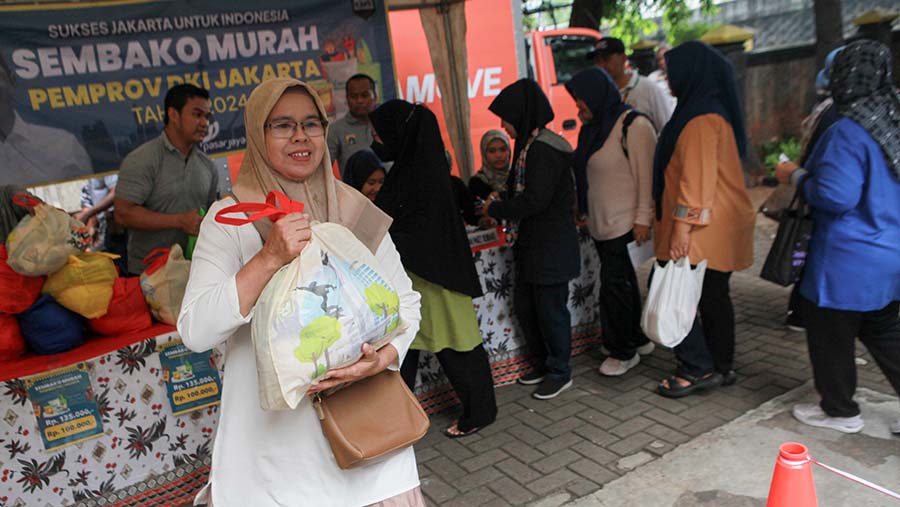 Warga membeli sembako murah di Kecamatan Tanah Abang, Jakarta, Rabu (21/2/2024). (Bloomberg Technoz/Andrean Kristianto)
