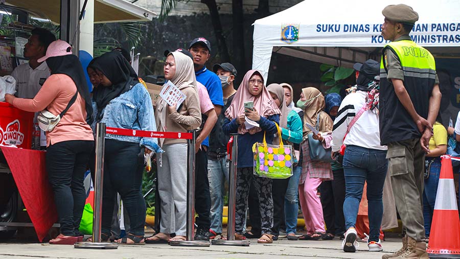 Warga antre membeli sembako murah di Kecamatan Tanah Abang, Jakarta, Rabu (21/2/2024). (Bloomberg Technoz/Andrean Kristianto)