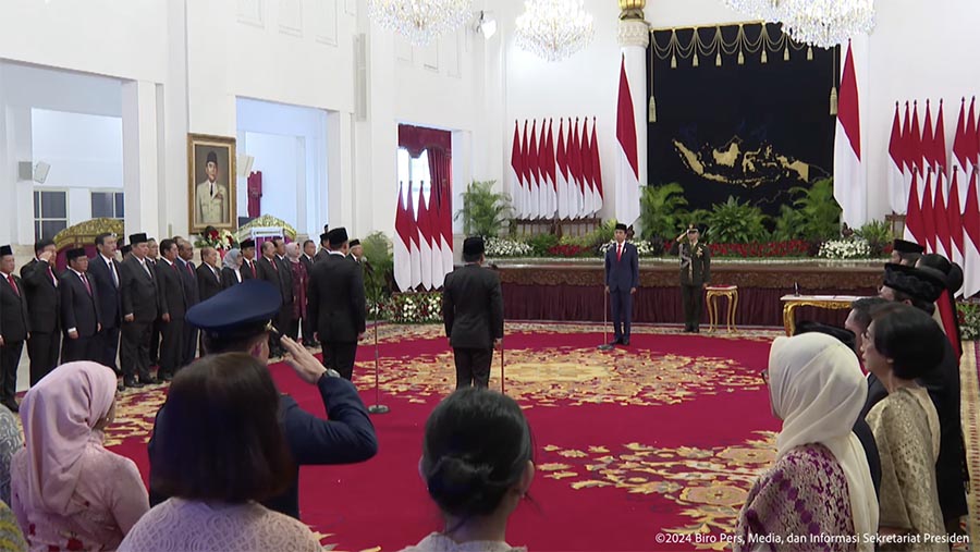 Presiden Jokowi melantik Hadi Tjahjanto dan Agus Harimurti Yudhoyono (AHY) di Istana Negara, Rabu (21/2/2024). (Youtube Setpres)