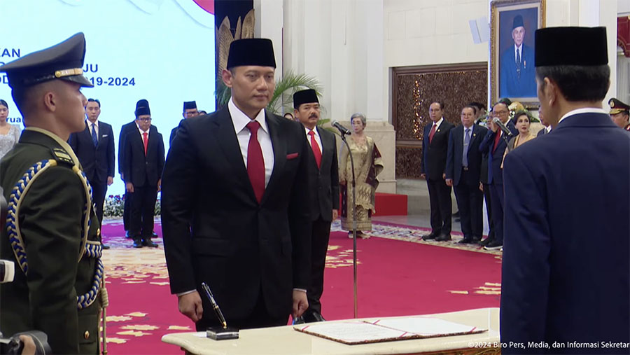 Presiden Jokowi melantik Hadi Tjahjanto dan Agus Harimurti Yudhoyono (AHY) di Istana Negara, Rabu (21/2/2024). (Youtube Setpres)