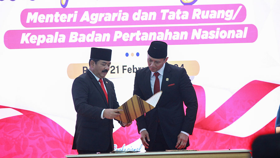 Hari ini, Presiden Jokowi resmi melantik Agus Harimurti Yudhoyono (AHY) sebagai Menteri Agraria dan Tata Ruang (ATR) menggantikan Hadi Tjahjanto.