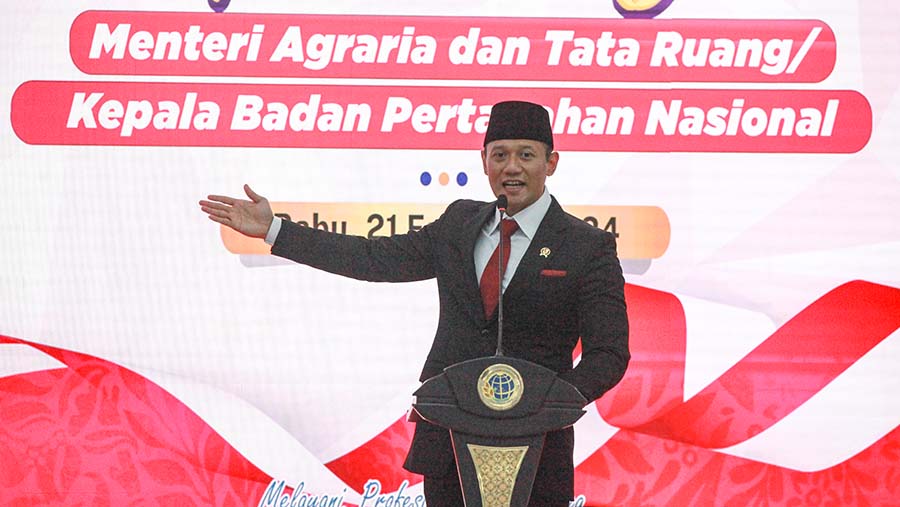 Sebelumnya, Jokowi mengakui telah memberikan tugas penting kepada AHY dalam tiga hal. (Bloomberg Technoz/Andrean Kristianto)