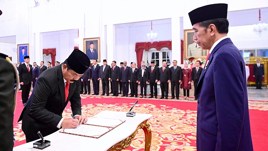 Menko Polhukam, Hadi Tjahjanto saat dilantik di Istana Negara, Jakarta, Rabu (21/2/2024). (BPMI Setpres/Muchlis Jr)