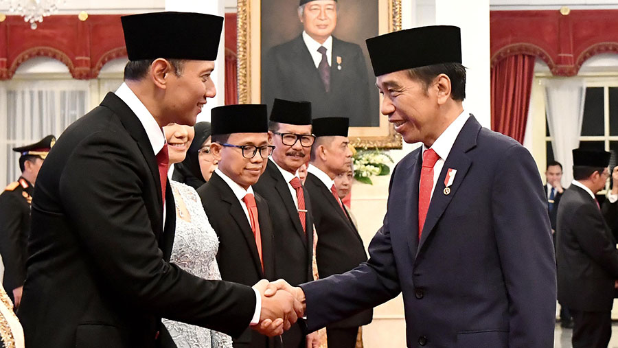 Usai pelantikan presiden Jokowi menyalami AHY yang resmi menjabat sebagai Menteri ATR/Kepala BPN. (Dok Kementerian ATR / BPN)