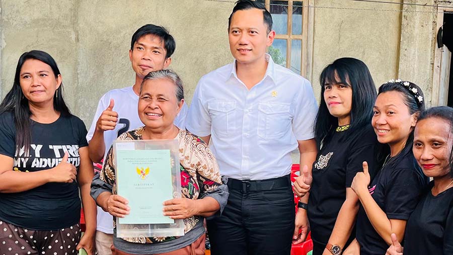 Menteri ATR/BPN, Agus Harimurti Yudhoyono (AHY) menyerahkan sertipikat tanah di Manado, Kamis (22/02/2024). (Dok Kementerian ATR/BPN)