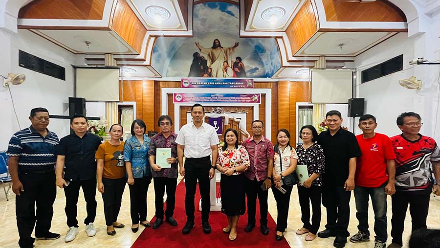 Menteri ATR/Kepala BPN juga menyerahkan sertipikat untuk rumah ibadah di Gereja Masehi Injili di Minahasa (GMIM) Tingkulu.