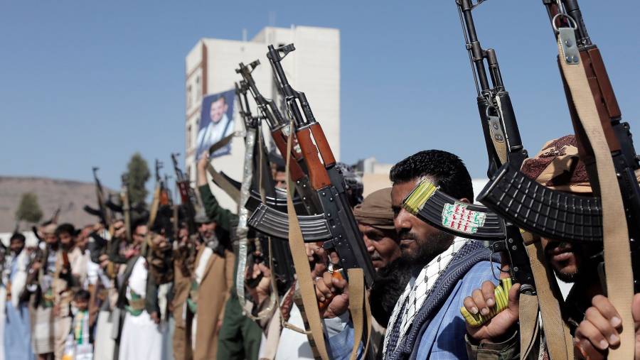 Para pengikut Houthi dalam sebuah demonstrasi sebagai bentuk solidaritas terhadap warga Palestina, di Sana'a, Yaman pada 18 Februari. (Dok: Bloomberg)
