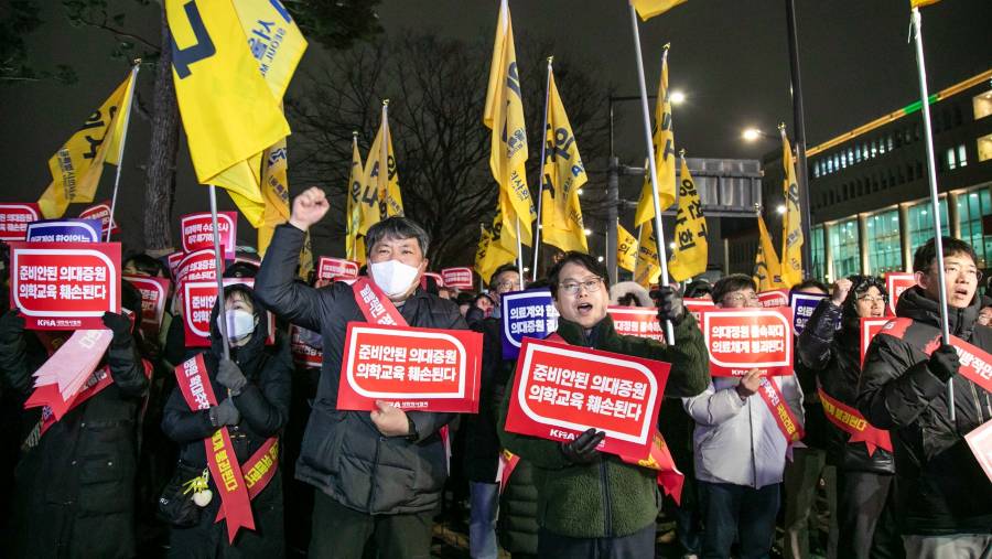 Demo para dokter di Seoul, Korea Selatan. (Fotografer: Jean Chung/Bloomberg)