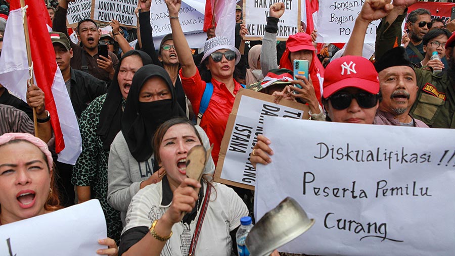 Massa yang menolak hasil pemilu yang dinilai penuh kecurangan demo di Kantor KPU Pusat, Jumat (23/2/2024). (Bloomberg Technoz/Andrean Kristianto)