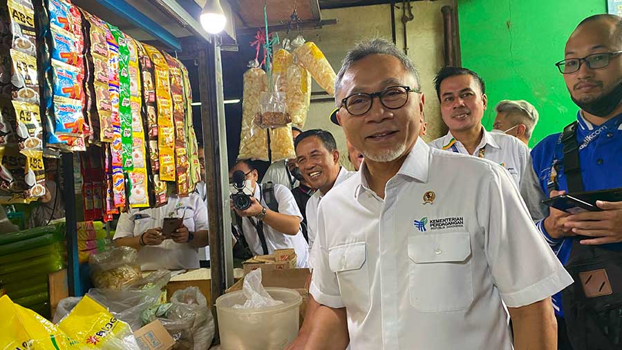 Menteri Perdagangan Zulkifli Hasan memantau stok beras di Pasar Klender, Senin (26/2/2024) (Dovana Hasiana/Bloomberg Technoz)