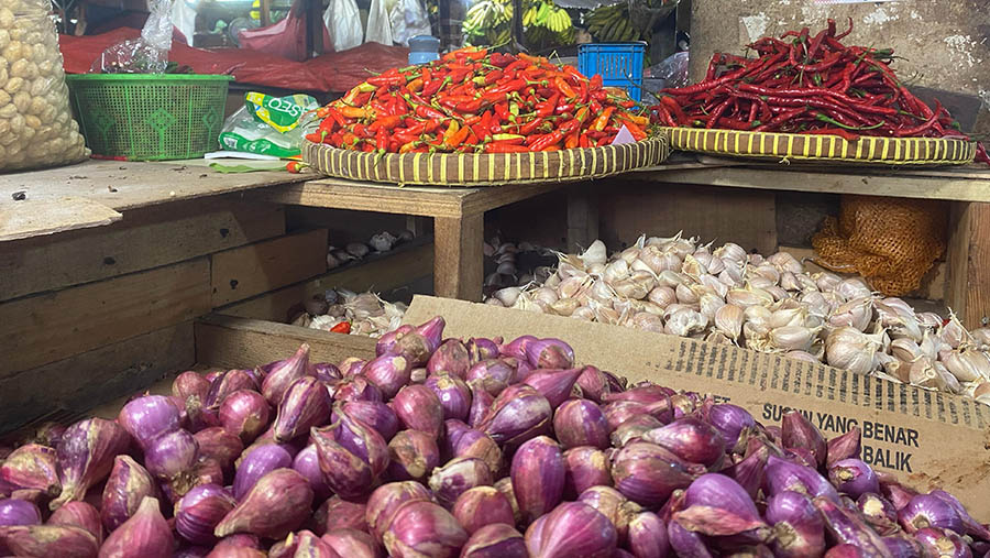 Pedagang dan Stok Bahan Makanan di Pasar Klender, Senin (26/2/2024) (Dovana Hasiana/Bloomberg Technoz)