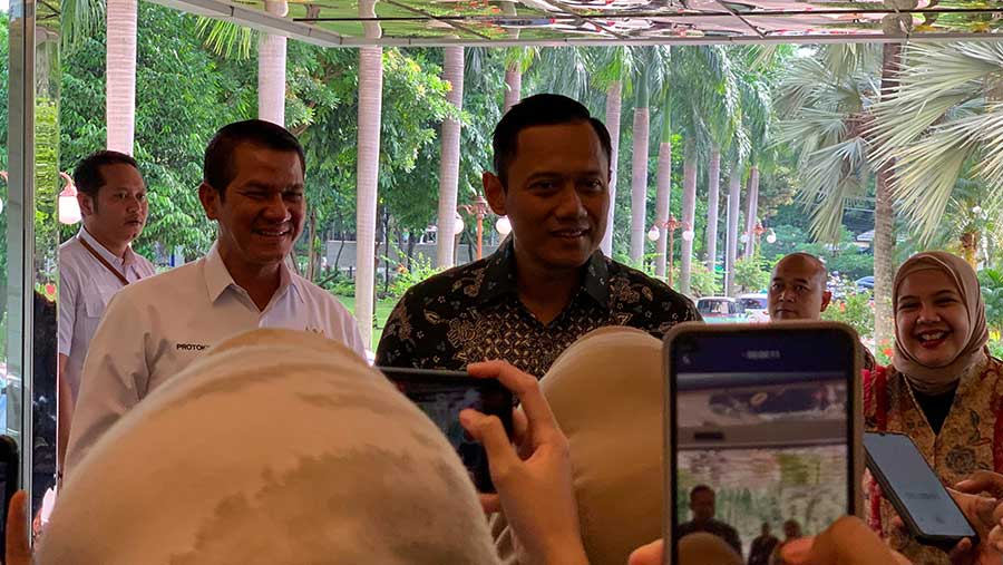 Menteri Agraria dan Tata Ruang, Agus Harimurti Yudhoyono atau AHY saat tiba di kantor Kemenko Perekonomian. (Bloomberg Technoz/Azura Yumna)