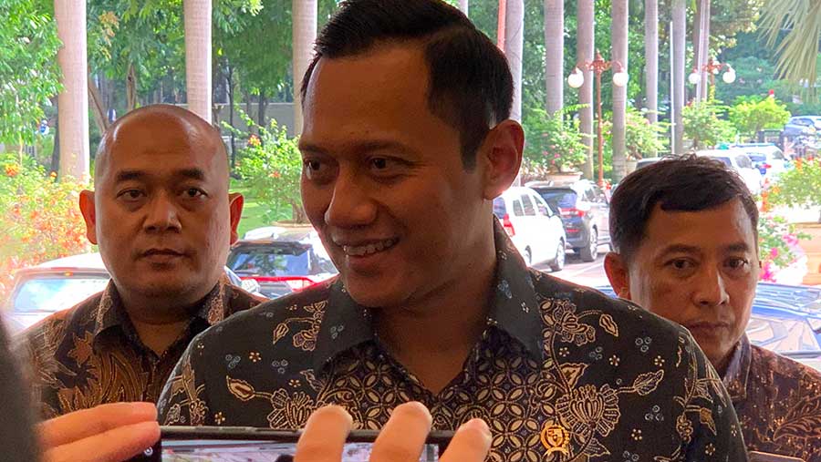 Menteri Agraria dan Tata Ruang, Agus Harimurti Yudhoyono atau AHY saat tiba di kantor Kemenko Perekonomian. (Bloomberg Technoz/Azura Yumna)