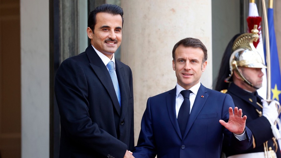 Presiden Prancis Emmanuel Macron dengan Emir Sheikh Tamim Bin Hamad Al Thani. (Sumber: Bloomberg)