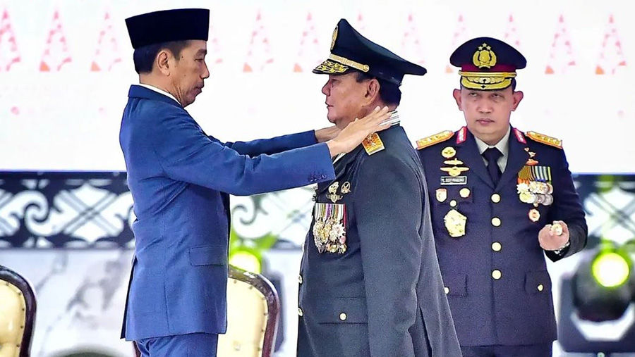 Penghargaan kenaikan pangkat istimewa kepada Menteri Pertahanan RI Prabowo Subianto sebagai Jenderal TNI Kehormatan (Dok. instagram @jokowi)