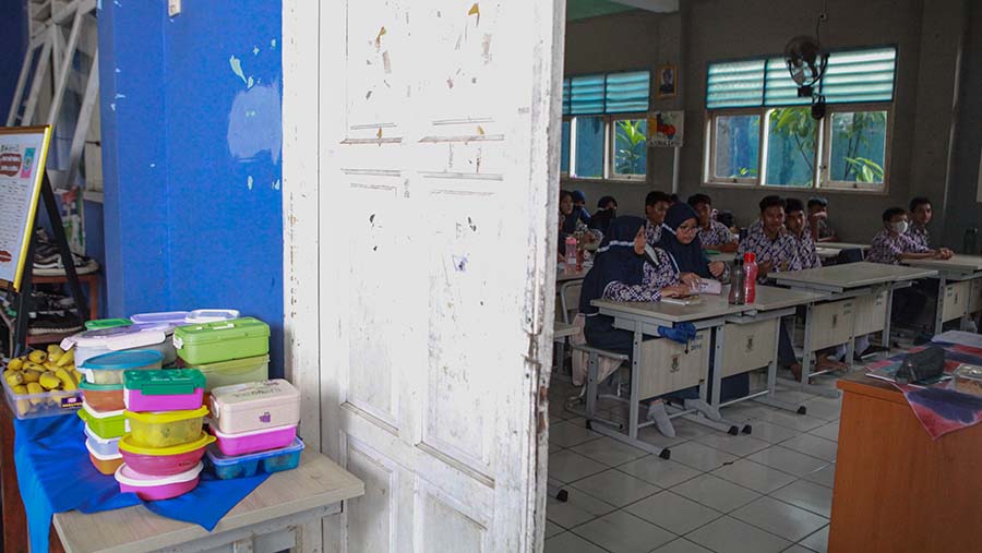 Menu-menu yang disajikan kepada para siswa dan siswi yakni nasi ayam, nasi semur telur, gado-gado, dan siomay. (Bloomberg Technoz/Andrean Kristianto) 