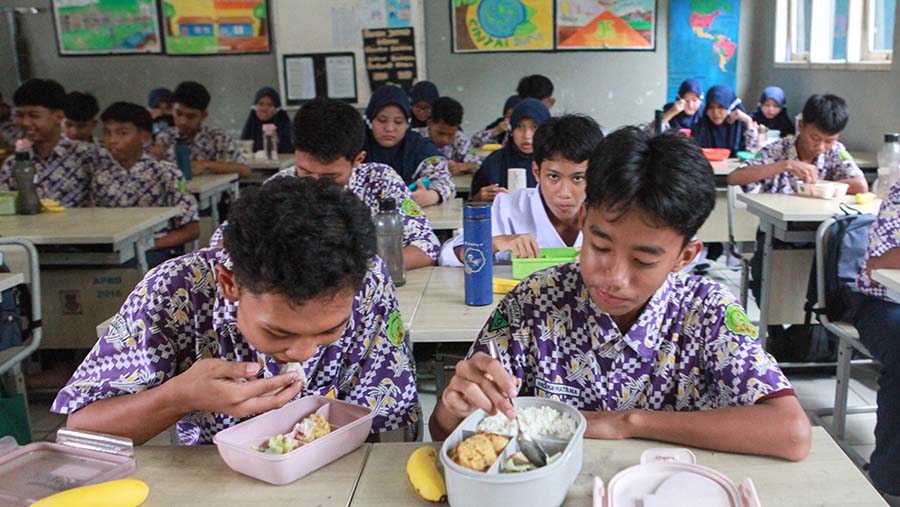 Siswa makan siang bersama saat simulasi program makan siang di SMPN 2 Curug, Kab. Tangerang, Kamis (29/2/2024). (Bloomberg Technoz/Andrean Kristianto)