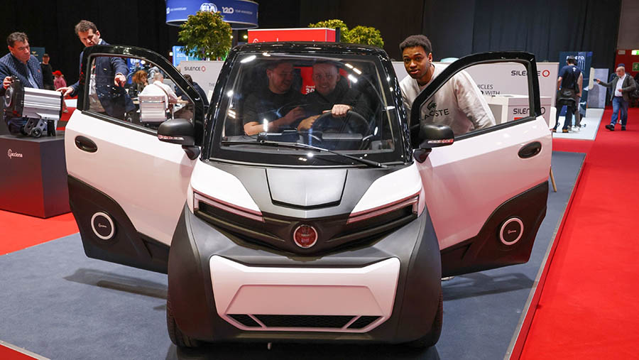 Ajang Geneva International Motor Show 2024 diramaikan oleh kehadiran mobil listrik mungil Silence S04. (Andrey Rudakov/Bloomberg)
