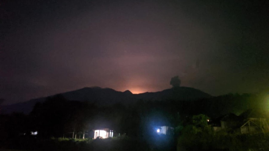 Cahaya volcanic glow terlihat sebagai aktivitas vulkanik Marapi terpantau dari Pos Pengamatan di Kabupaten Agam, Sumatera Barat, Kamis. (PVMBG)